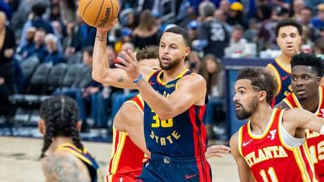 Stephen Curry (mit Ball) fehlt den Golden State Warriors