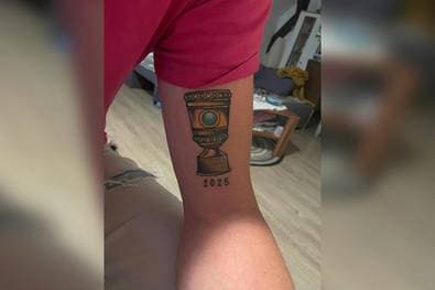 Pokal-Tattoo noch vor dem Spiel! Fan ist siegessicher
