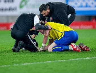 Sorge um Essen-Torwart Felix Wienand. Nachdem ein Böller direkt neben dem Schlussmann explodiert ist, wurde die Partie zwischen Essen und Mannheim minutenlang unterbrochen. Für Wienand endet die Partie, denn er muss ins Krankenhaus.
