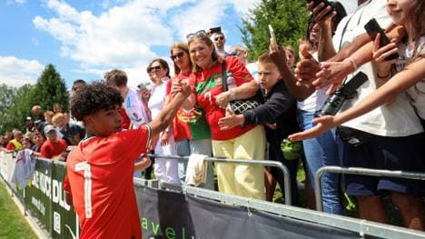 Cristiano dos Santos (l.) erhält Glückwünsche seiner Oma