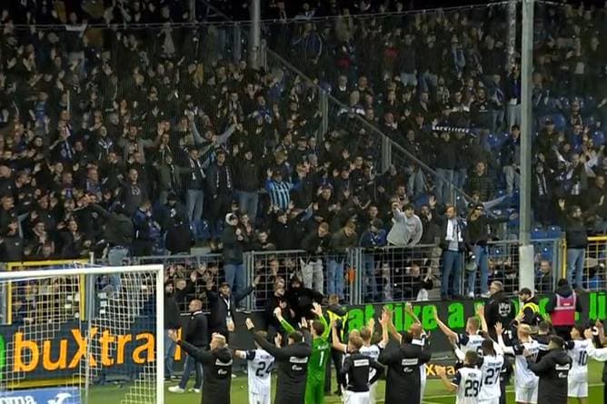 Fans von Traditionsklub nehmen Dorf-Stadion ein