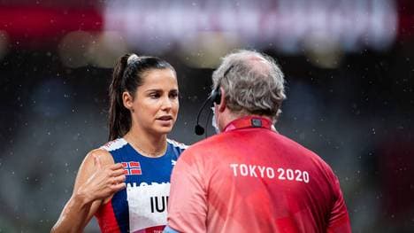 Amalie Iuel (l.) redet auf einen Kampfrichter ein