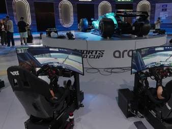 SimRacing - der virtuelle Bruder des Asphalt-Sports erfreut sich global an wachsenden Interesse. Erst vor kurzem wurde eines der prestigeträchtigsten SimRacing-Events der Welt in Riad, Saudi-Arabien abgehalten. Mit einem Preisgeld von über 500.000 Dollar lockt der Esports World Cup viele Teams, darunter BMW, AMG und Porsche, in die Hauptstadt des Königreichs. Was dahinter steckt und warum die Faszination SimRacing so im Kommen ist - Dirc Seemann berichtet live aus Riad.
