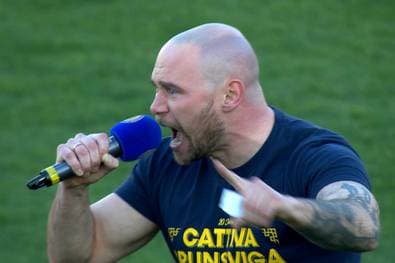 Epische Rede! Ultra-Anführer heizt ganzem Stadion ein