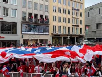 Der FC Bayern München feiert seine 35. Meisterschaft. Doch ein Banner sorgt für einen kuriosen Zwischenfall.