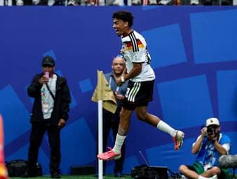 Nathaniel Brown erwischte als Gewinner der WM-Vorbereitung beim 7:1 gegen Curaçao einen Traumstart ins Turnier. Noch immer soll der FC Bayern am Außenverteidiger dran sein. Könnte das Leistungshoch nun Auswirkungen auf die Verhandlungen haben?