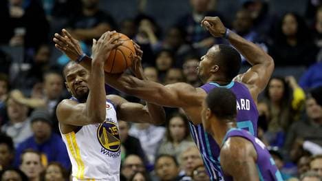 Dwight Howard von den Hornets (r.) erzielte mehr Punkte als Kevin Durant (l.) von den Warriors