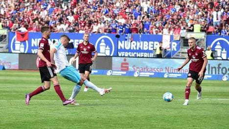 Simon Terodde (2.v.l.) traf auch gegen Nürnberg