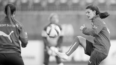 Nach Badeunfall: Tod von Florijana Ismaili erschüttert Schweizer Fußball, Die Schweizerin Florijana Ismaili (rechts) starb nach einem Badeunfall im Comer See 