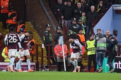 Ex-BVB-Star blutet nach Becherwurf