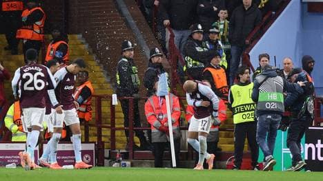 Donyell Malen wurde mit Bechern beworfen