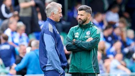 Vorstand Frank Baumann im Gespräch mit Trainer Miron Muslic 