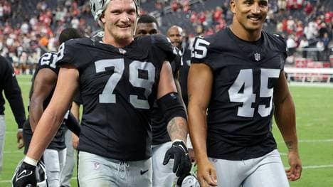 Johnson (r.) und seine Raiders schlagen Denver knapp