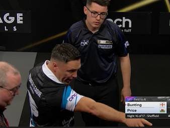 Ein Fan pfeift in den Wurf von Stephen Bunting. Gegner Gerwyn Price hat den Unruhestifter erkannt und lässt diesen dann aus der Halle werfen.