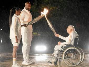 Charles Coste berührte im vergangenen Jahr noch die Herzen bei der Olympia-Eröffnungsfeier in Paris. Jetzt ist der einstige Bahnradsportler gestorben.