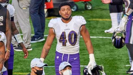 Malik Harrison von den Baltimore Ravens wird angeschossen