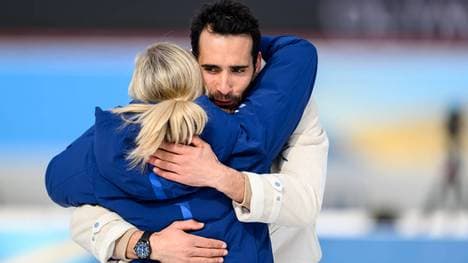 Martin Fourcade umarmte bei der Zeremonie IOC-Präsidentin Kirsty Coventry