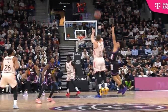 Von der Mittellinie! Irrer Wurf leitet Bayern-Sieg ein