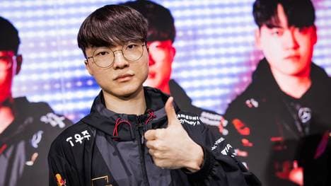 Sowohl Weibo als auch T1 konnten ihre jeweiligen Gegner im Halbfinale der Worlds 2023 schlagen. T1 & Faker stehen somit nach 2022 erneut im Endspiel der Weltmeisterschaft in League of Legends