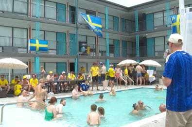 Pure WM-Euphorie! Diese Fans schmeißen Poolparty