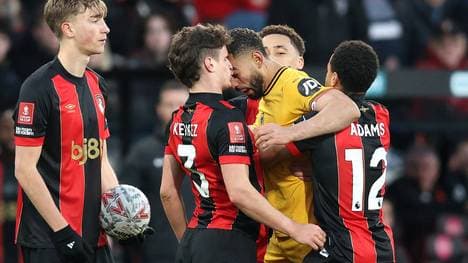 Matheus Cunha mit einem Kopfstoß gegen Milos Kerkez