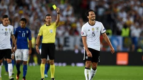 Mats Hummels sieht im EM-Spiel gegen Italien die Gelbe Karte