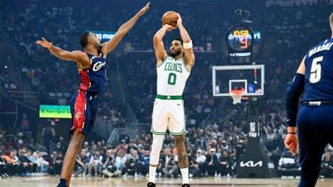 Rückkehrer Jayson Tatum gegen Clevelands Evan Mobley 