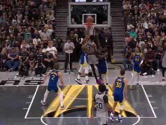 Beim Spiel der Golden State Warriors gegen die San Antonio Spurs liefern die beiden Superstars Steph Curry und Viktor Wembanyama einige Highlights.
