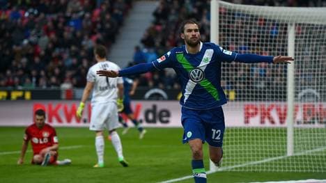 Bas Dost vom VfL Wolfsburg jubelt nach seinem Tor gegen Leverkusen