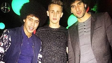 Marouane Fellaini (r.) und Adnan Januzaj (m.) lassen es sich gut gehen.