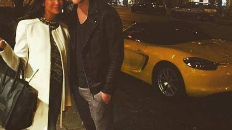 Sila Sahin sorgt bei einem Fan für gute Laune.