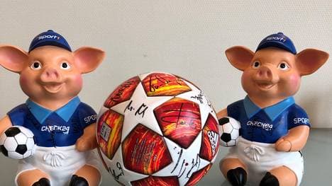 Versteigerung: Bieten sie für einen Original-CL-Finalball oder ein Phrasenschwein, Bei der Versteigerung bieten sie für einen Original-CL-Ball und ein Phrasenschwein