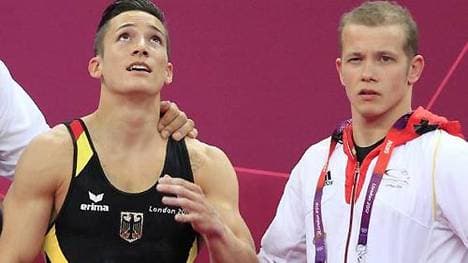 Fabian Hambüchen (r.) leidet mit Marcel Nguyen nach dessen schwerer Verletzung