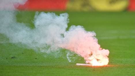 Ein Mann ist offenbar von Pyrotechnik tödlich verletzt worden