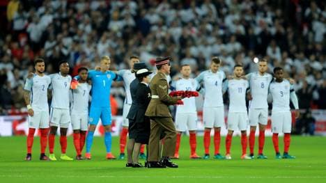 Im Klassiker werden englische und deutsche Spieler die Poppy-Armbinden tragen
