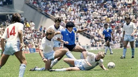 Diego Maradona (m.) im WM-Viertelfinale 1986
