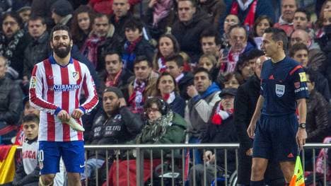 Arda Turan wirft mit seinem Schuh nach dem Linienrichter