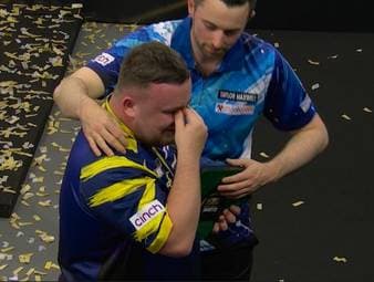 Luke Littler bricht im Interview nach seinem Sieg bei der Premier League of Darts in Tränen aus. Verlierer Luke Humphries tröstet ihn und übernimmt anschließend das Interview.