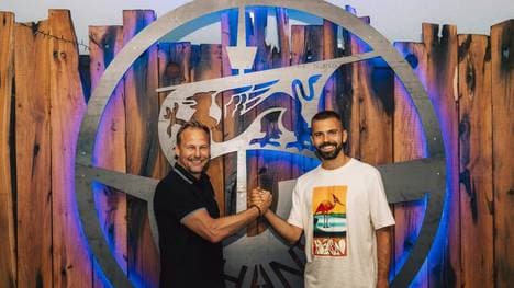 Vorstand Pieckenhagen und Neuzugang Lukas Hinterseer (r.)