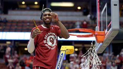 Buddy Hield schneidet nach dem Viertelfinalsieg über Oregon das Netz ab