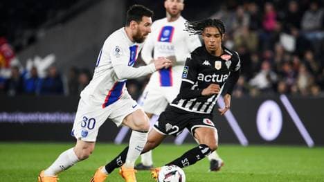 Durfte schon gegen Messi ran: Jean-Matteo Bahoya (r.)