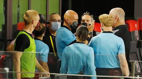 Die Schiedsrichter diskutieren nach der Absage des Spiels zwischen Inter Miami und Atlanta United