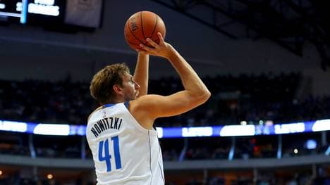 Drik Nowitzki trifft für die Mavericks einen Dreier