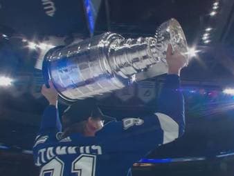 Tampa Bay Lightning macht vor heimischer Kulisse die Final-Serie zu und gewinnt zum zweiten Mal in Folge den Stanley Cup.