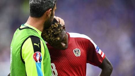 David Alaba (r.) muss von Ersatztorhüter Ramazan Özcan nach dem EM-Aus getröstet werden