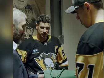 Erst im April wurde Alex Ovechkin zum neuen NHL-Rekordtorschützen. Ein Rekord, der auch die Konkurrenz zum Staunen bringt - der Caps-Star veröffentlicht nun ein Video, auf dem ihm von Sidney Crosby und Evgeni Malkin nach seinem Rekord eine Rolex geschenkt wird. 