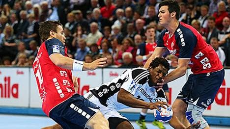 Wael Jallouz (Mitte) wechselt zum FC Barcelona