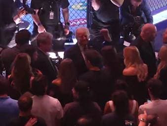 Donald Trump besuchte am Samstagabend eine UFC-Veranstaltung in Miami, während die Friedensgespräche mit dem Iran vorübergehend scheiterten.