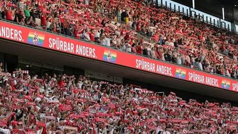 FC Köln Fußballer spielen wieder vor vollem Haus