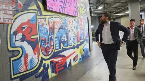 Leon Draisaitl auf dem Weg in die Arena